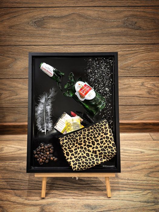 Картини от маркови бутилки в рамка.