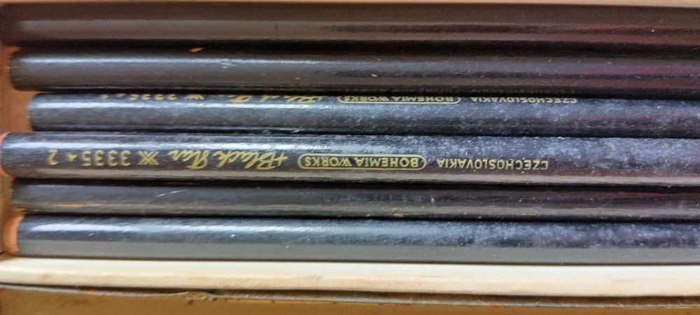 Стара метална кутия за моливи TOISON DOR с 6 оригинални молива