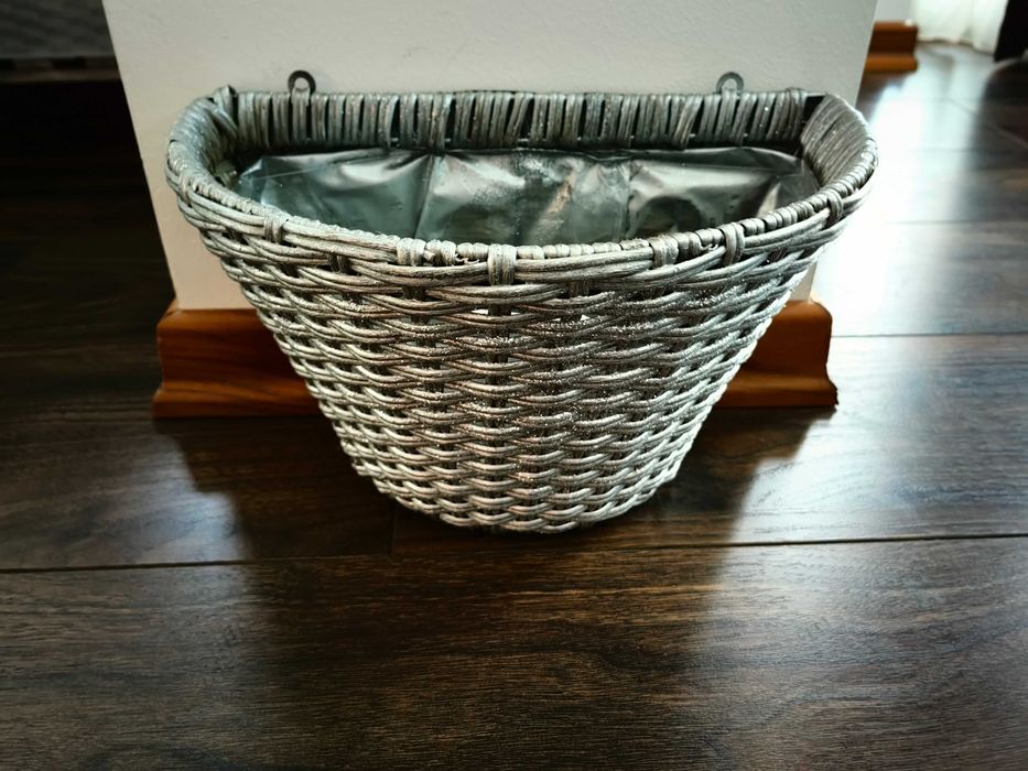 Саксия за стена, кашпа кошница за окачване