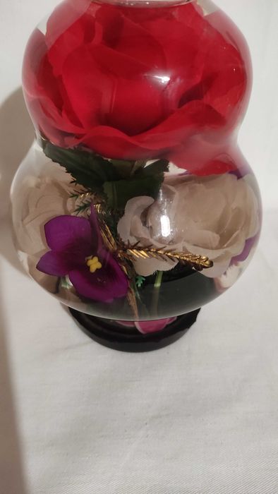 Прекрасен "вечен"букет от цветя в стъкленица и течност