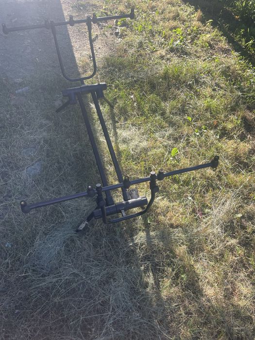 Vând rod-pod și doua lansete pentru crap