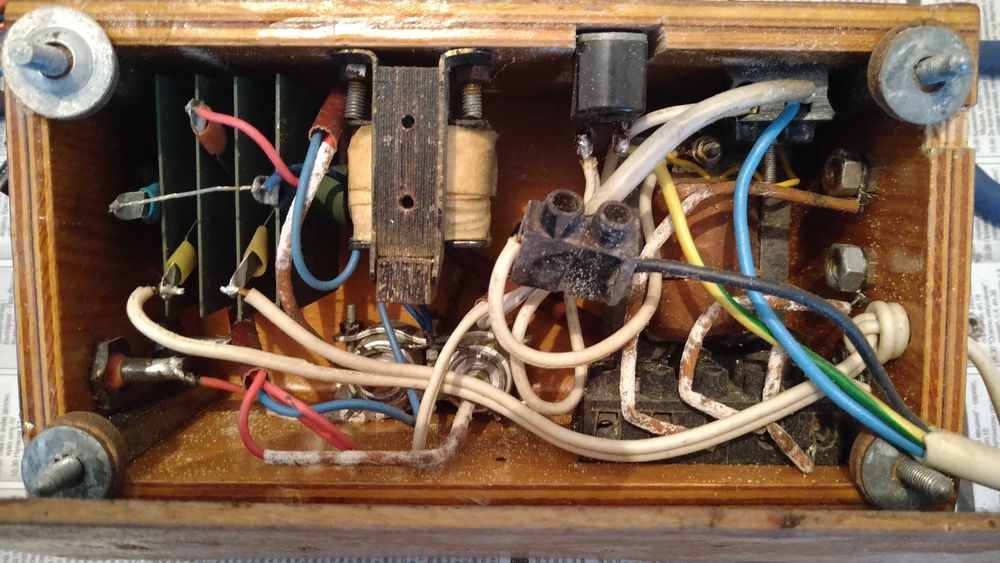 Стабилизиран токоизправител 220 V => 3-5-8 V, 0.5 A