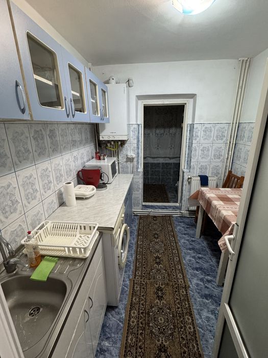 Vând apartament cu 2 camere, zona Roșiori cu Școlilor