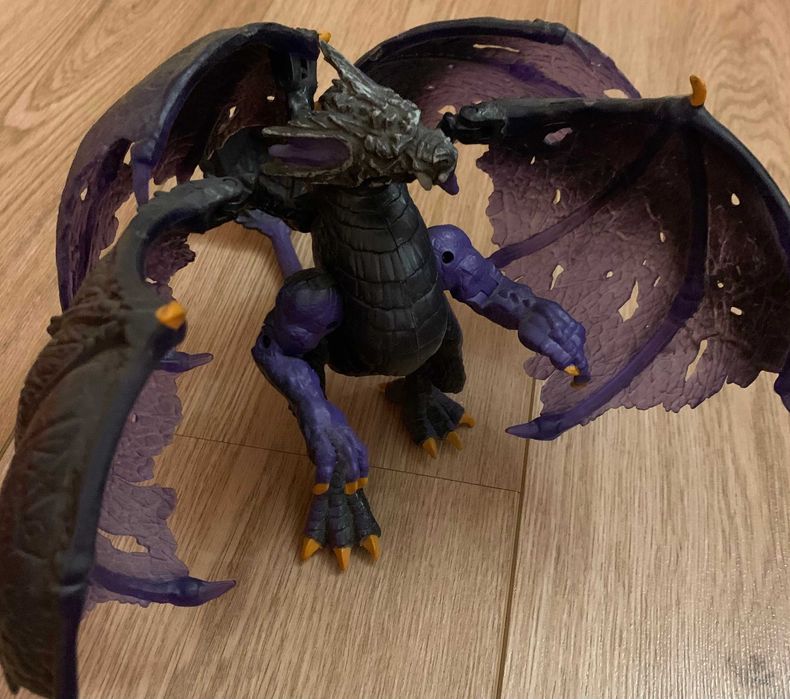 Dinozauri și dragoni reviste, abțibilduri, figurine