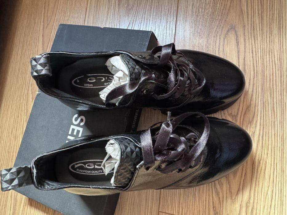 Обувки от стесвена кожа