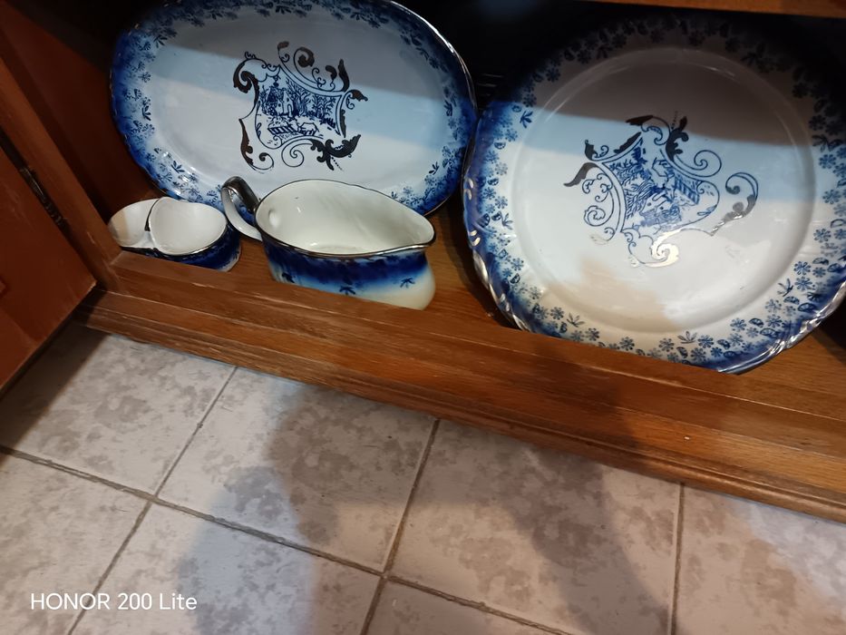Servici de masa 12 persoane, complet și nefolosit. Este cumpărat înainte de 89 și erau și atunci foarte scumpe. Are destul de mult cobalt și argintiu