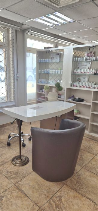 Салон за красота Варна отдава под наем за маникюр козметик миглопластика масаж микроблейдинг педикюр татуировки.