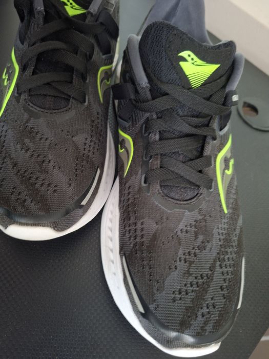 Маратонки за бягане Saucony Guide 16 в разцветка "Black/Glade" (Черно / Яркозелено).