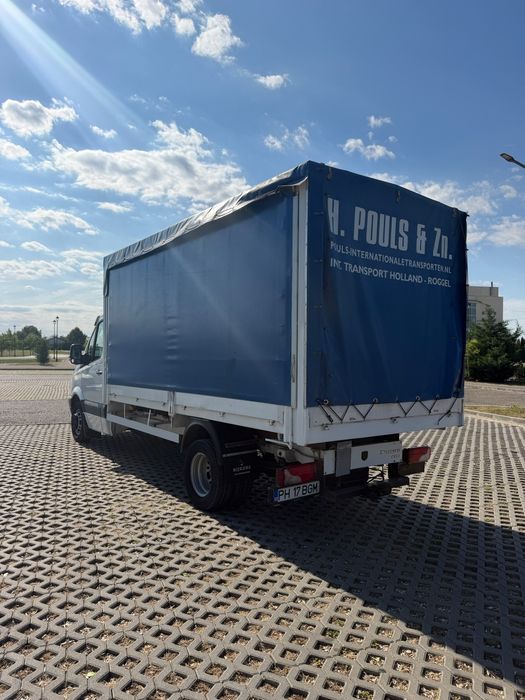 Mercedes sprinter de 5tone.se conduce cu C