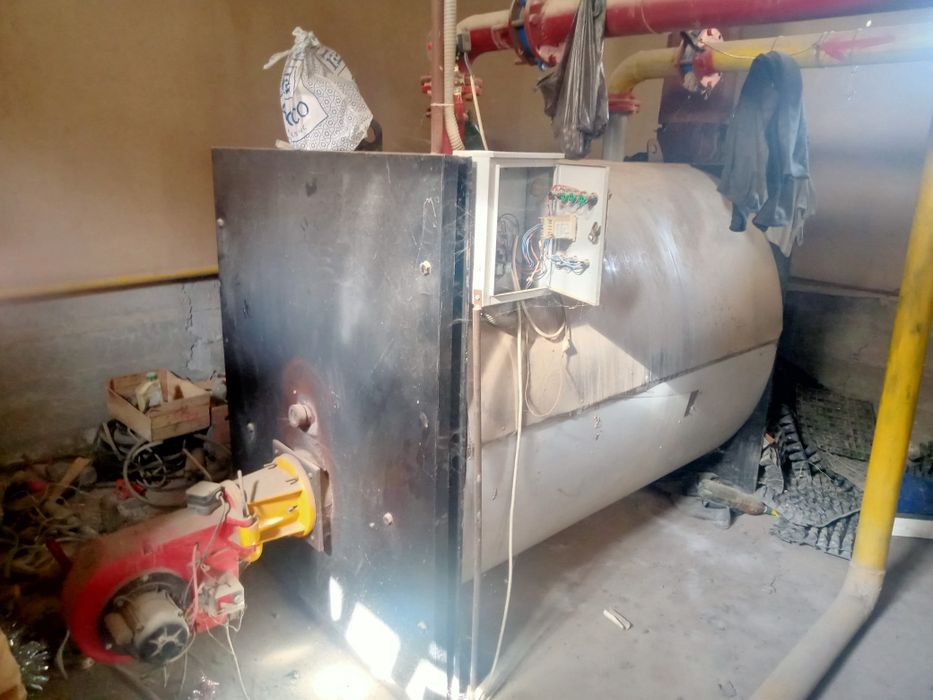 Газда ишлайдиган котёл (газовый) 500таликдан. 2 дона бор