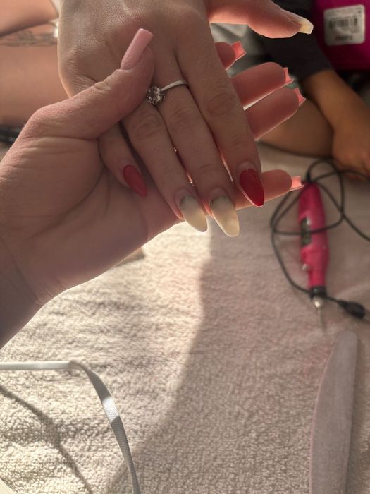 Unghii la doar 100 de lei