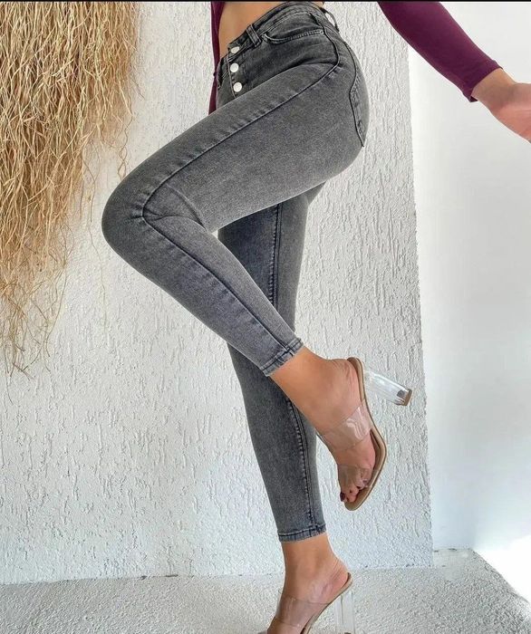 В наличии джинсы DENIM качество бомба тянутся