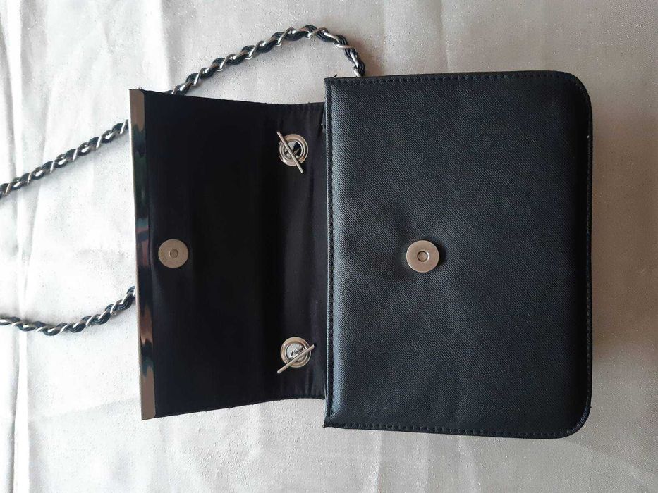 Малка черна чантичка