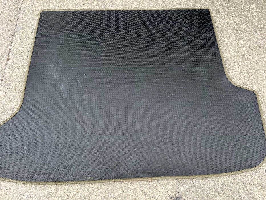 Продавам ОРИГИНАЛНА стелка/постелка за багажник за Волво/Volvo!