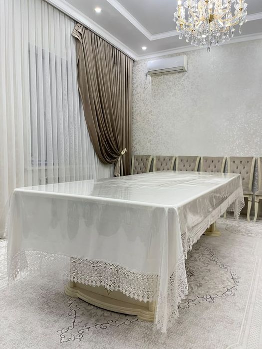 Стол с 14 стулями