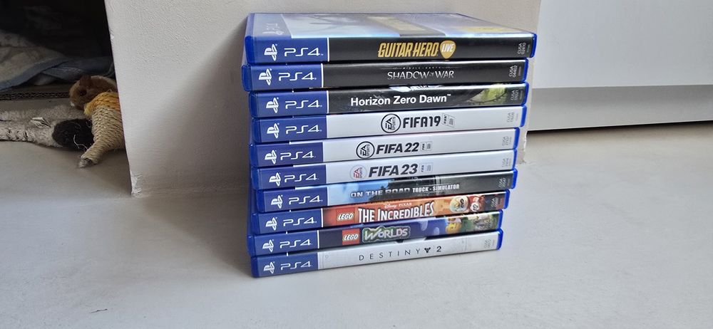 Vand PS4 Pro Alb + 2 chitare bluetooth