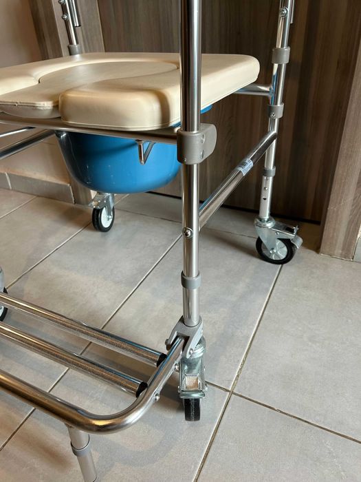 Комбиниран стол за баня и тоалетна