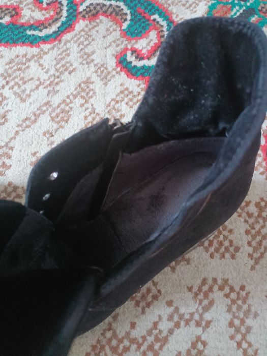 Замшевые ботинки продам