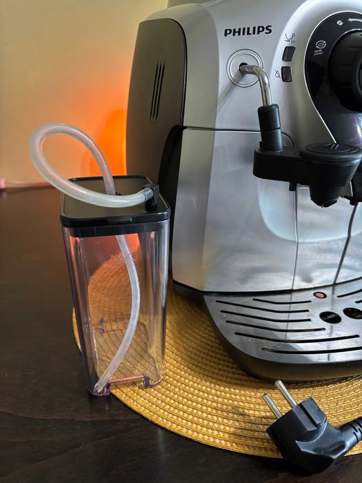 Кафе автомат Philips с капучинатор за приготвяне на капучино