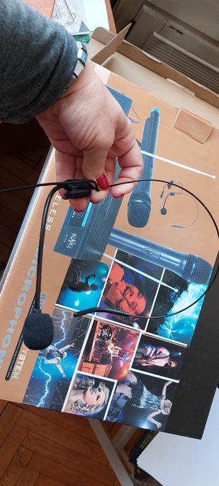 Комплект безжични микрофони с приемник за любителски партита.