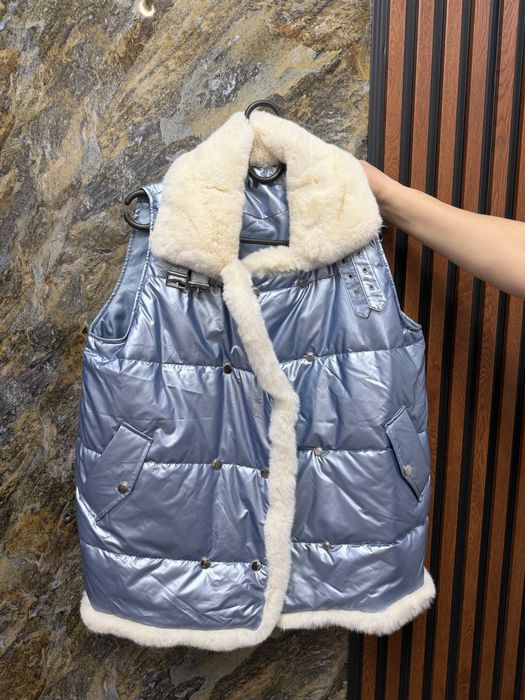 женский синий безрукавка