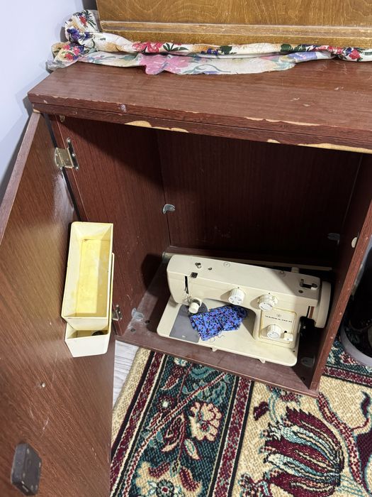 швейная машинка с тумбочкой сатылады.
