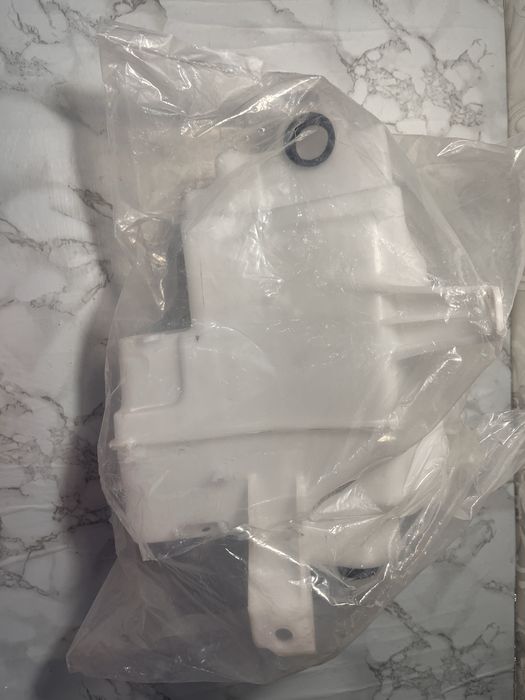 Бочок для стекло омывателя Rav4