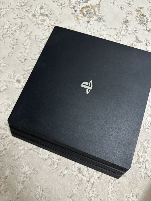 Продам SONY Playstation 4 PRO с диском mortal kombat 11