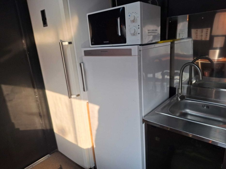 Rulotă fast food complet echipată.