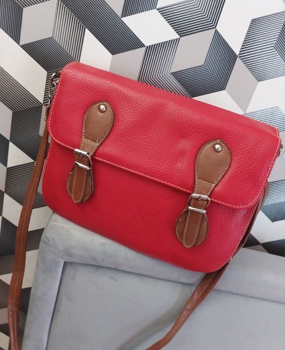 Geantă de damă roșie, elegantă și practică