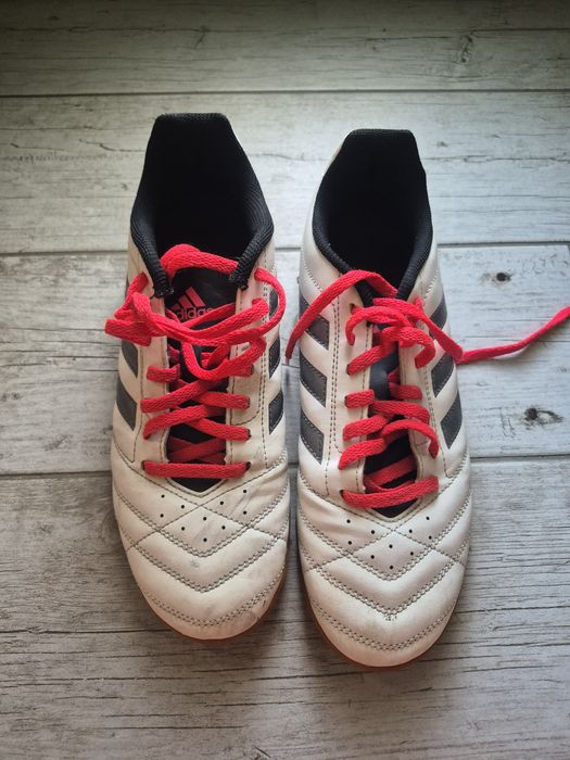 Adidasi fotbal sala si gazon