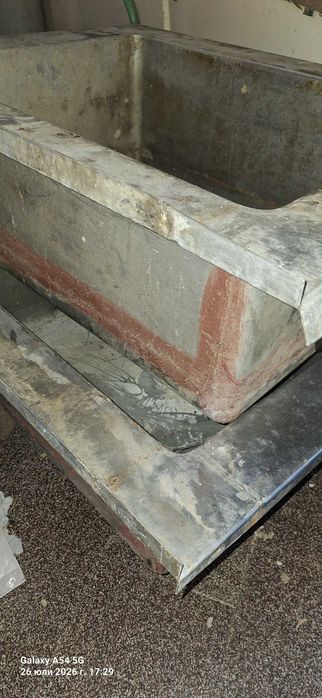 Продавам две професионални мивки за тави и средни чинии