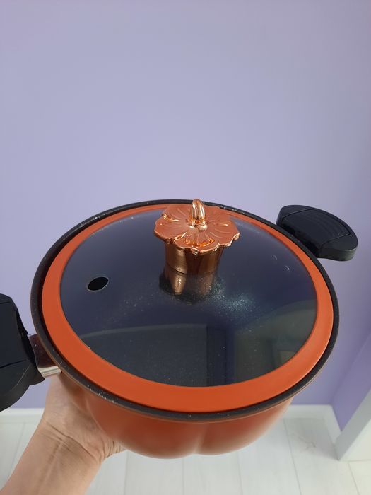 Кастрюли новые антипригарные