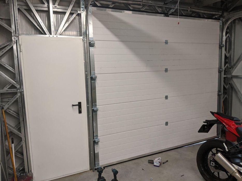 Garaj din structura metalica usoara, izolat 4cm+usa de garaj+pietonala