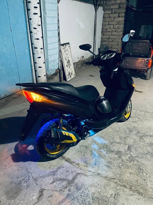 Skutor benzin sotiladi