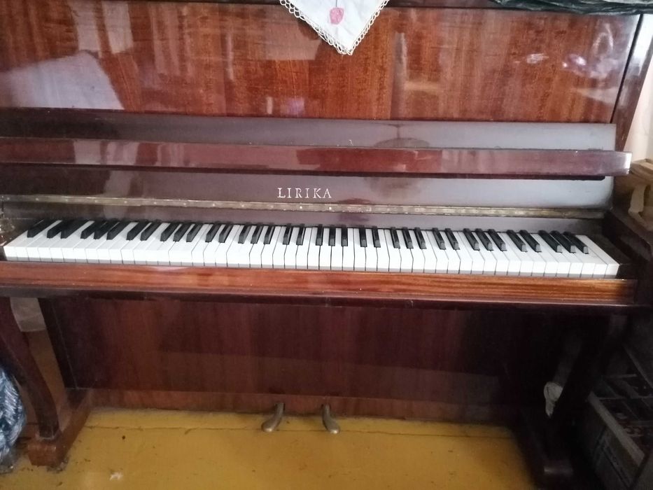 Продам пианино Лирика