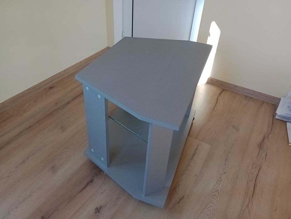 Масичка за телевизор с колелца