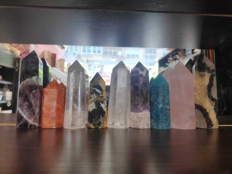 Фигурки и пирамиди от полу-скъпоценни камъни