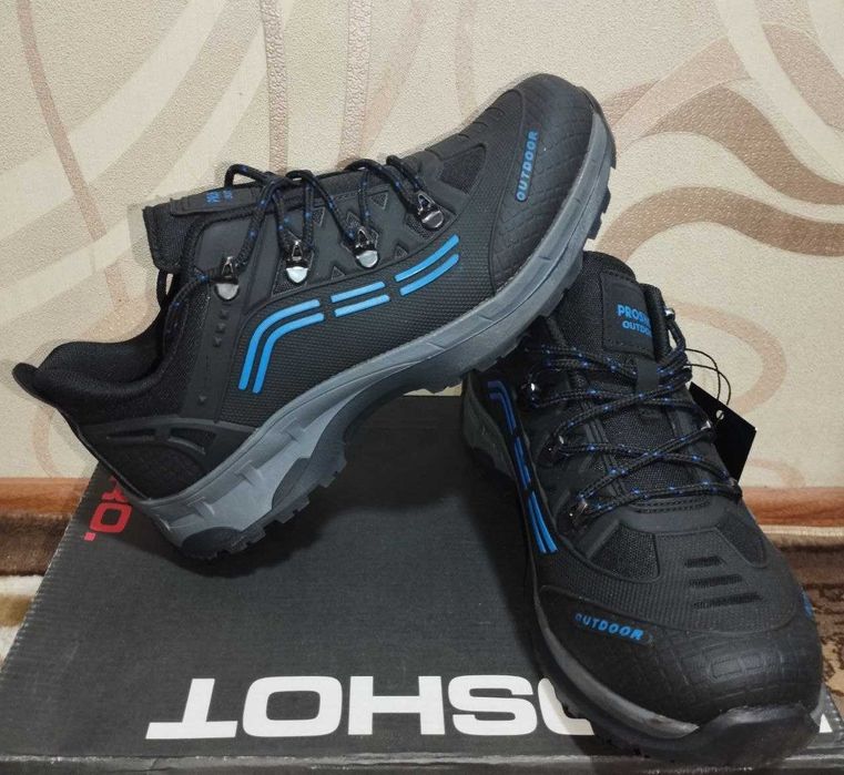 Продам турецкие зимние кроссовки.Мощьная подошва.На шнуровке.Р 42