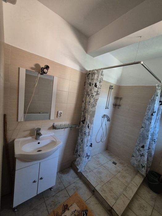 Închiriez  apartament la casa