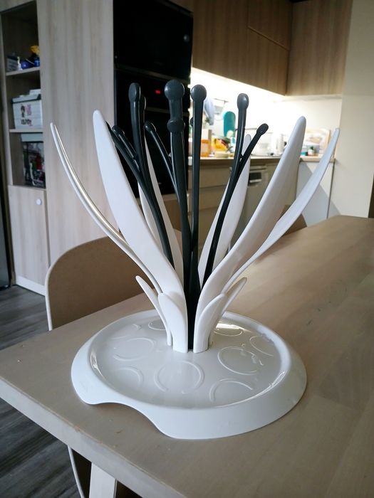 4 малки Шишета Avent + сушилка за шишета и едно голямо подарък