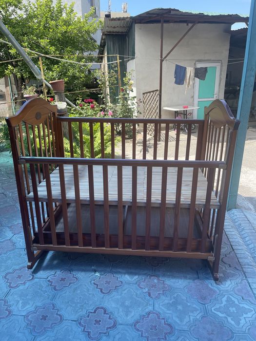 Манежка кровать на маятнике