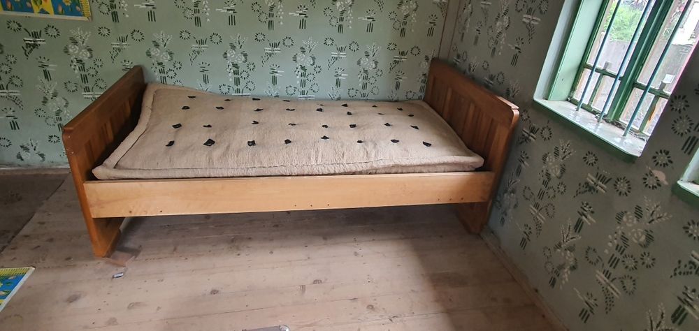 Șifonier din lemn masiv și pat din lemn masiv cu saltea de paie