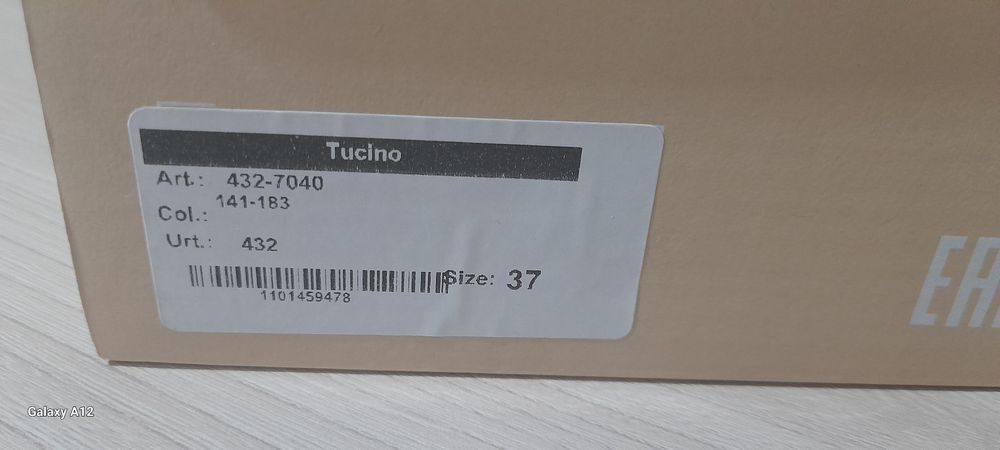 Продаётся женская обувь.