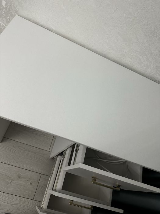 Продам маникюрный стол