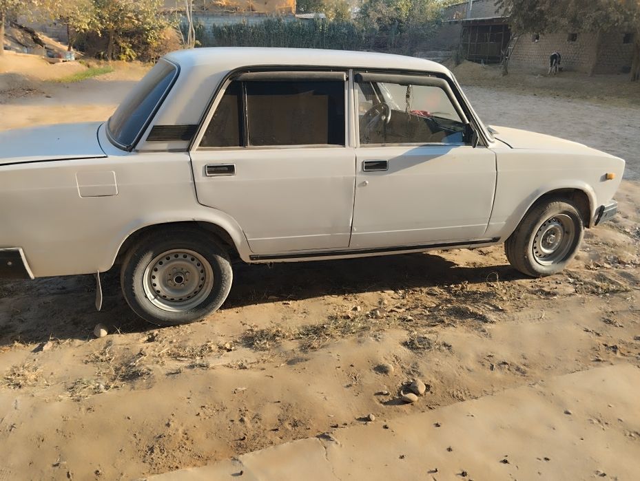 Lada 2107 sotiladi