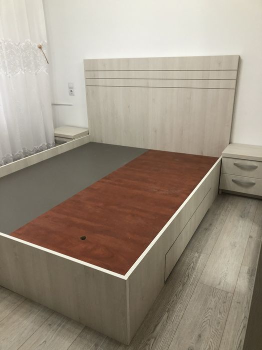 Vand comoda tv pe clasic si pat de dormitor 160/200 alb nou !!