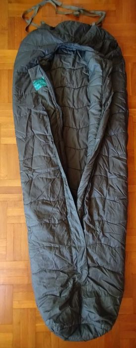 Carinthia 3-сезонен спален чувал с водонепромокаем протектор