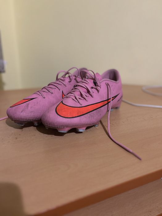 Бутонки Nike и Adidas