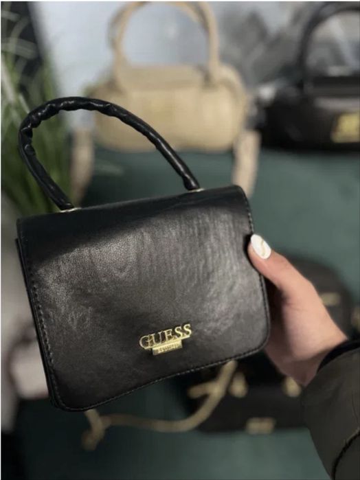 Guess чанта    .